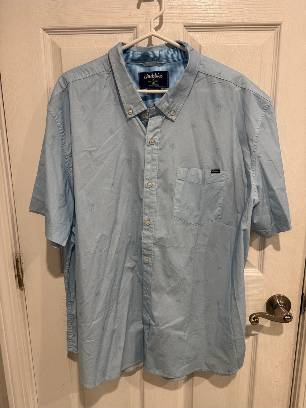 chubbies Light Blue Short-Sleeve Button-Down Shirt with Subtle Palm Motif